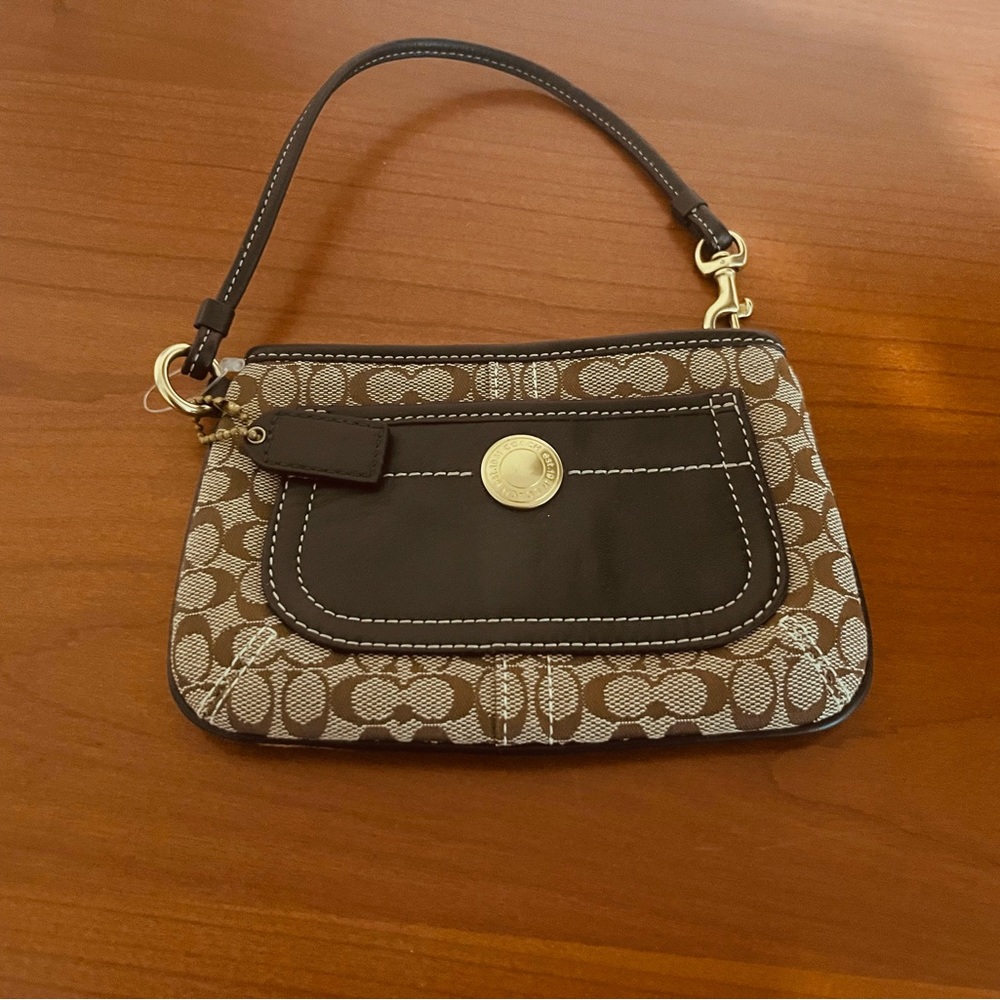 Signature coated canvas and refined calf leather
Two credit card slots